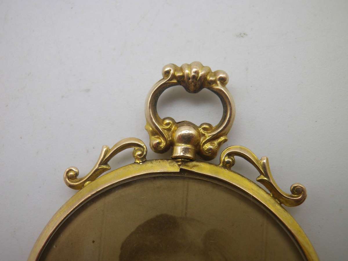 Antique 9ct Gold Double sided photo Locket. Birmingham 1909. 4.5x3.5cm. 7.08g