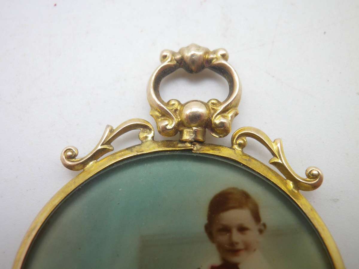 Antique 9ct Gold Double sided photo Locket. Birmingham 1909. 4.5x3.5cm. 7.08g