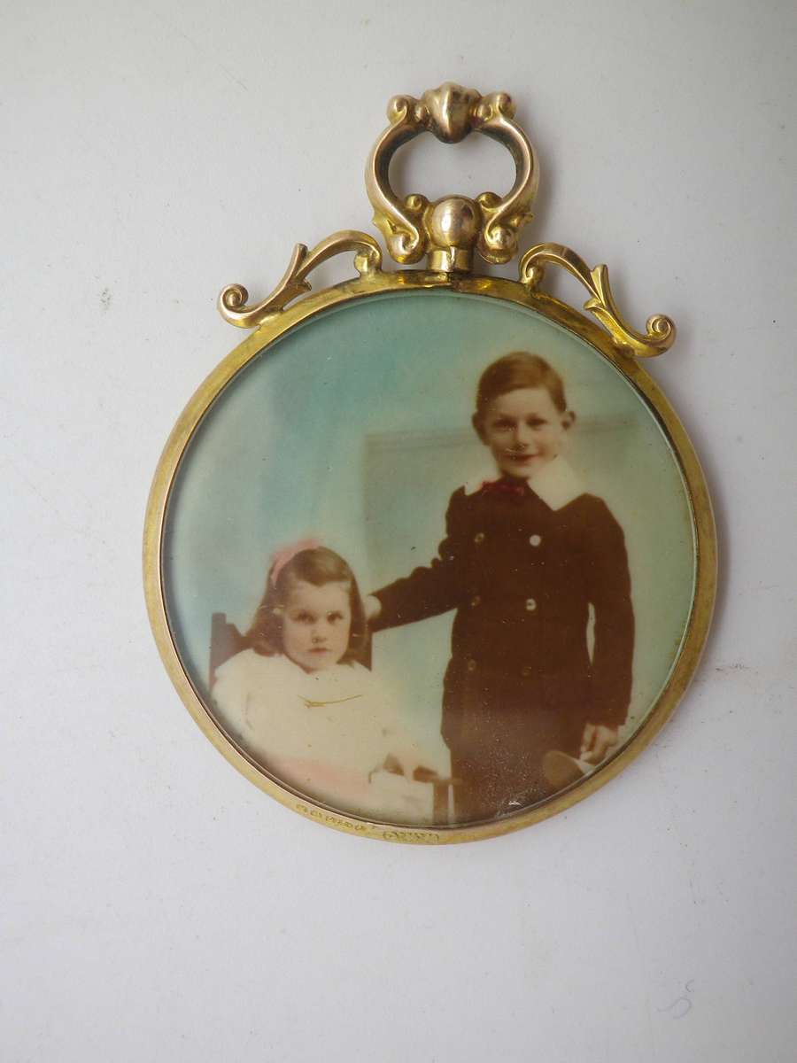 Antique 9ct Gold Double sided photo Locket. Birmingham 1909. 4.5x3.5cm. 7.08g