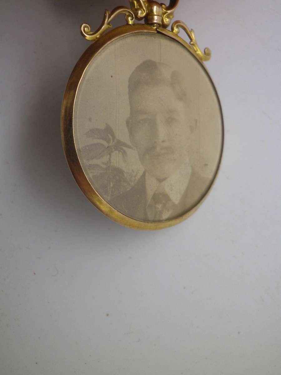 Antique 9ct Gold Double sided photo Locket. Birmingham 1909. 4.5x3.5cm. 7.08g