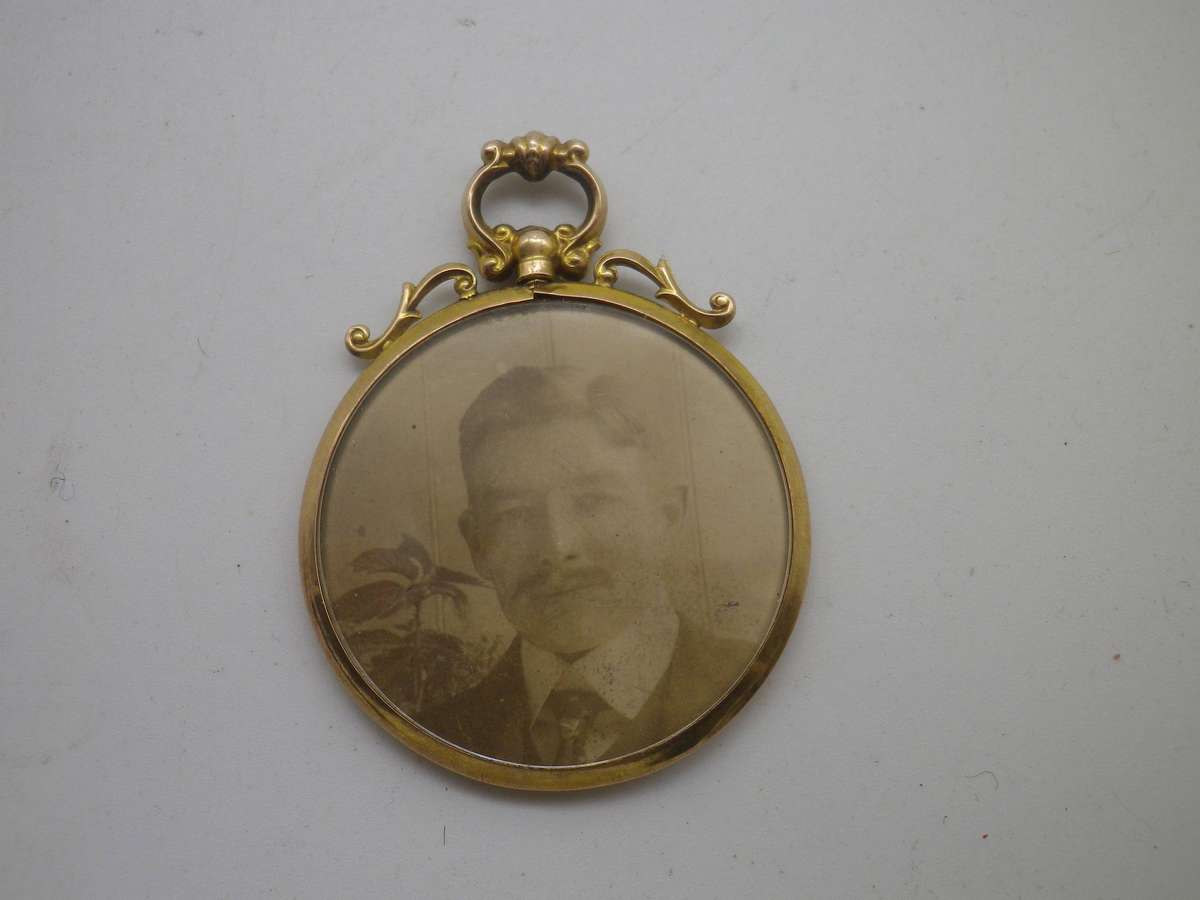 Antique 9ct Gold Double sided photo Locket. Birmingham 1909. 4.5x3.5cm. 7.08g