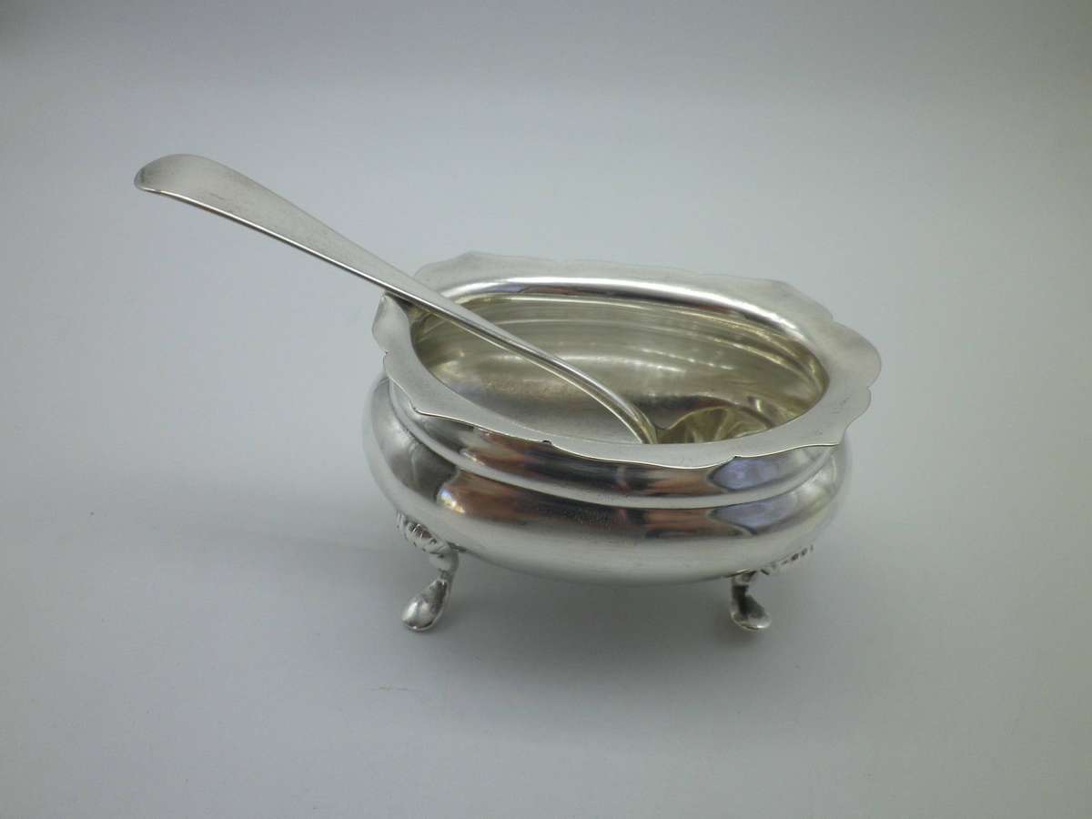 Large Antique Hallmarked Silver salt pot with spoon. Sheffield 1911, Lee & Wigfull. 7cm. 49.82g