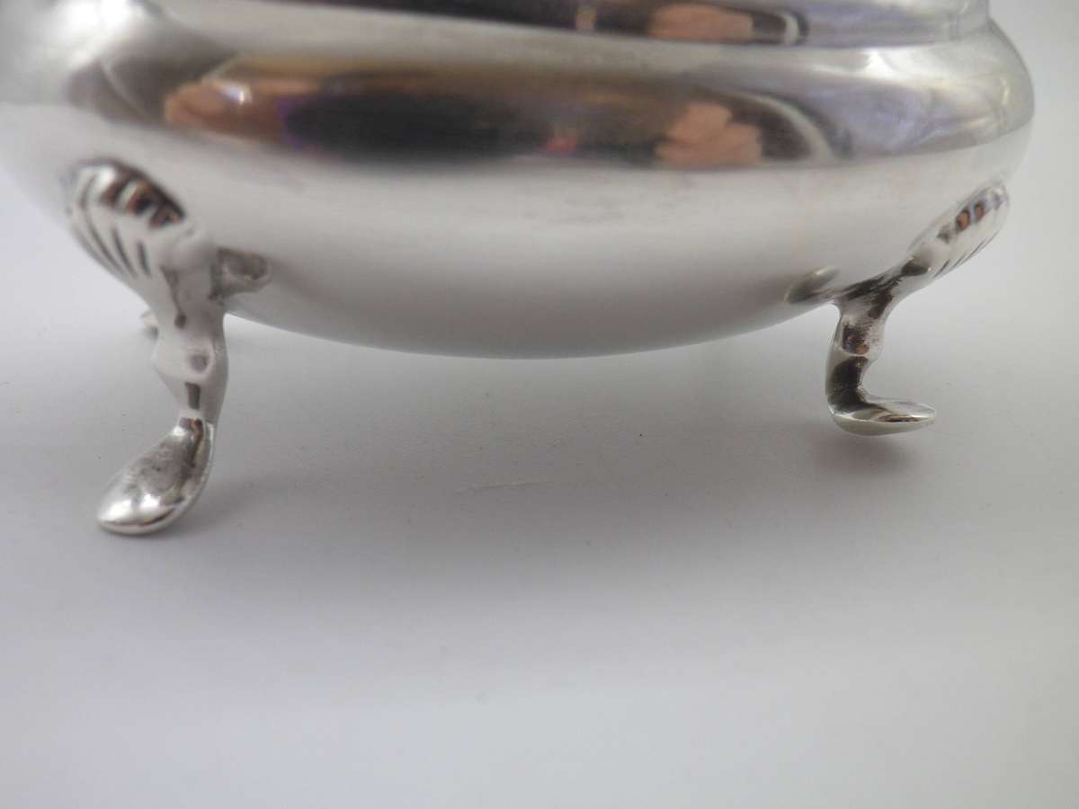 Large Antique Hallmarked Silver salt pot with spoon. Sheffield 1911, Lee & Wigfull. 7cm. 49.82g