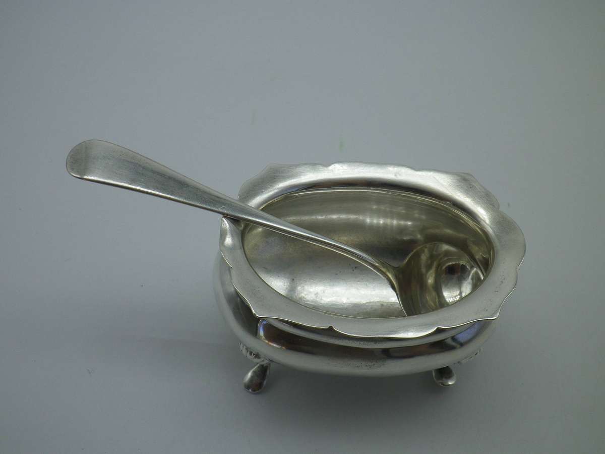 Large Antique Hallmarked Silver salt pot with spoon. Sheffield 1911, Lee & Wigfull. 7cm. 49.82g