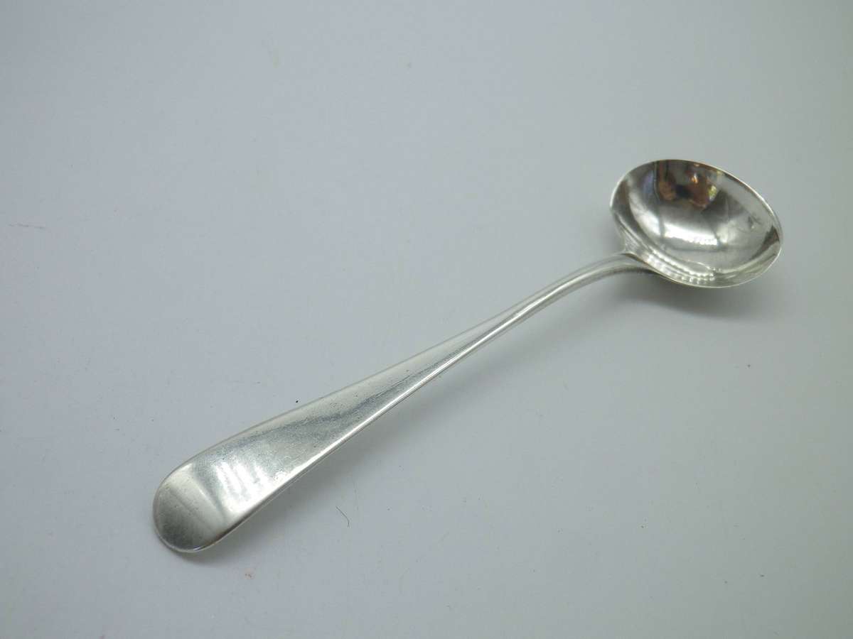 Large Antique Hallmarked Silver salt pot with spoon. Sheffield 1911, Lee & Wigfull. 7cm. 49.82g