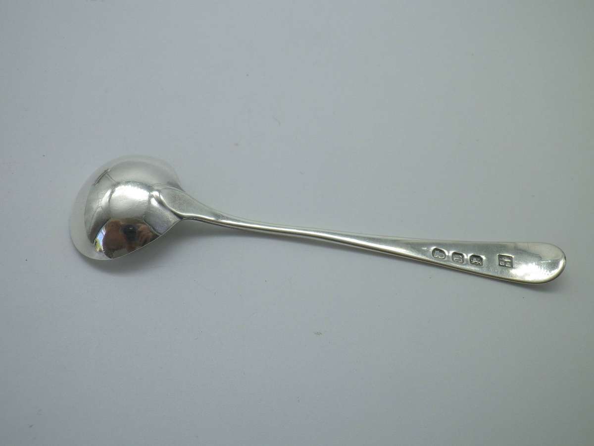 Large Antique Hallmarked Silver salt pot with spoon. Sheffield 1911, Lee & Wigfull. 7cm. 49.82g