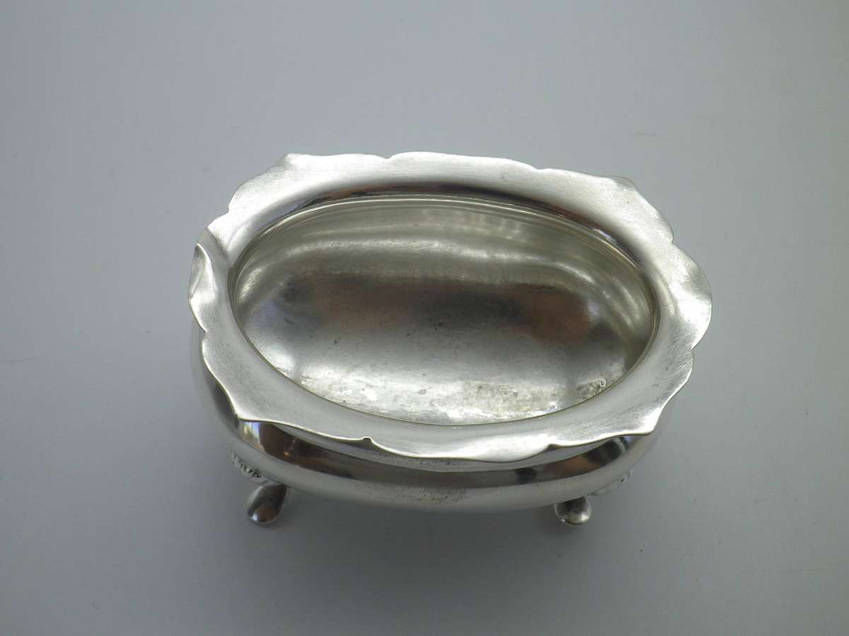 Large Antique Hallmarked Silver salt pot with spoon. Sheffield 1911, Lee & Wigfull. 7cm. 49.82g