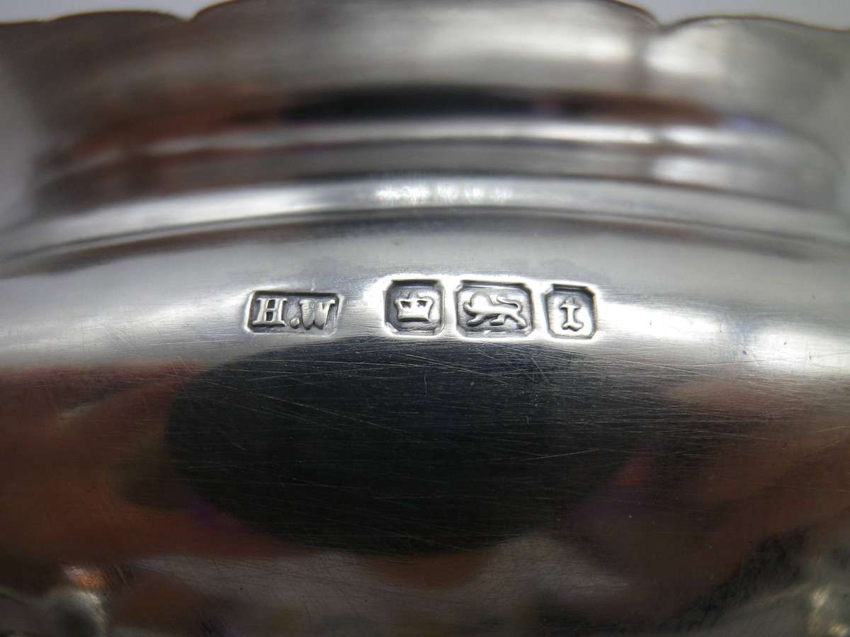 Large Antique Hallmarked Silver salt pot with spoon. Sheffield 1911, Lee & Wigfull. 7cm. 49.82g
