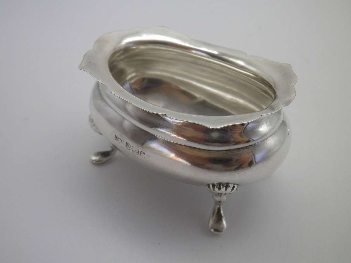 Large Antique Hallmarked Silver salt pot with spoon. Sheffield 1911, Lee & Wigfull. 7cm. 49.82g