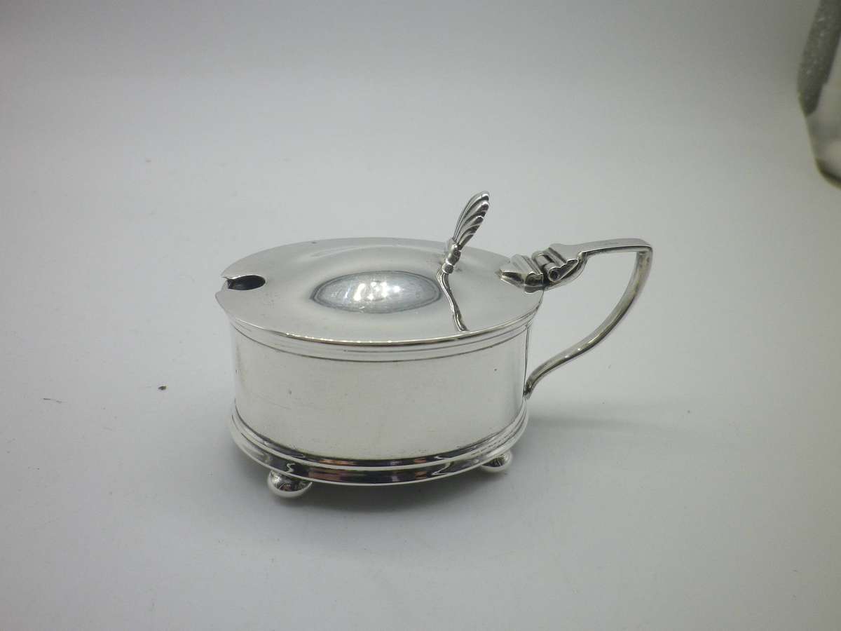 Large Antique Hallmarked Silver lidded mustard pot. Original liner. Birmingham, 1926. 35.72g