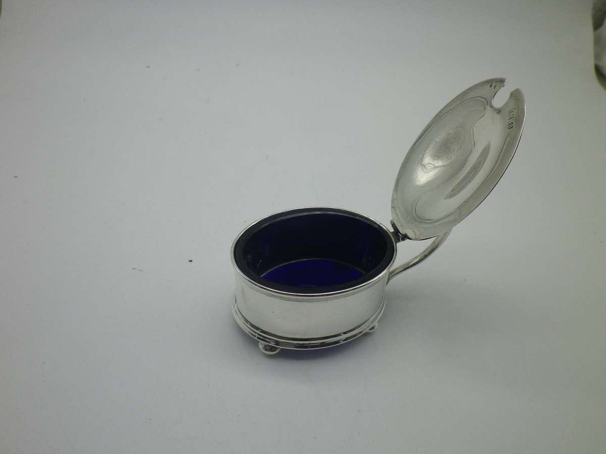 Large Antique Hallmarked Silver lidded mustard pot. Original liner. Birmingham, 1926. 35.72g