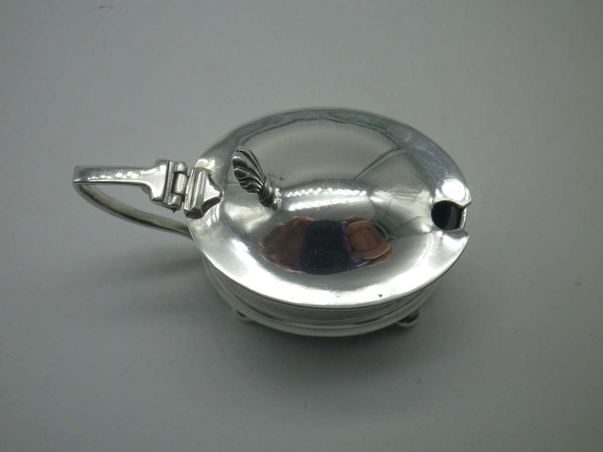 Large Antique Hallmarked Silver lidded mustard pot. Original liner. Birmingham, 1926. 35.72g