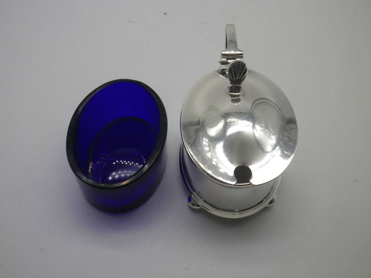 Large Antique Hallmarked Silver lidded mustard pot. Original liner. Birmingham, 1926. 35.72g
