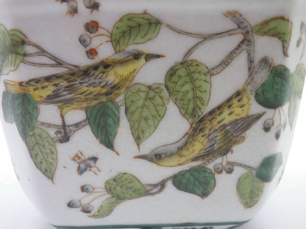 Vintage Wong Lee, Hong Kong BOTANICAL THEME lidded Craquelure jar. 14cm tall