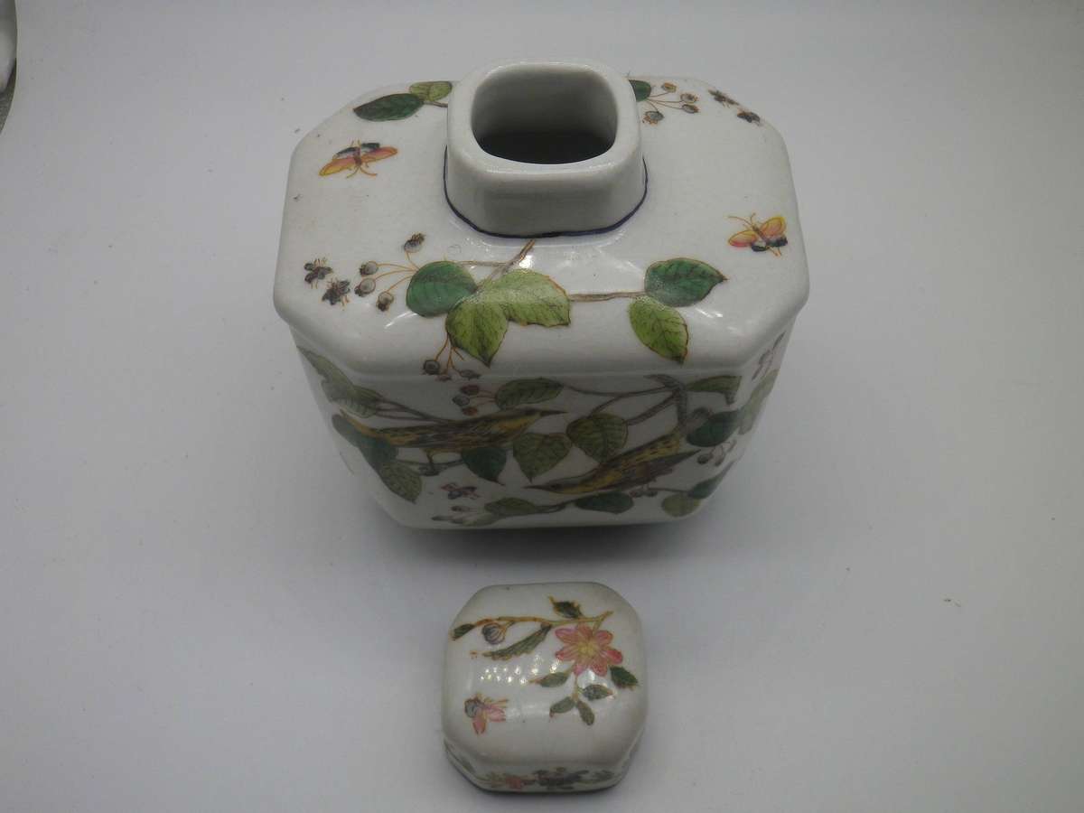 Vintage Wong Lee, Hong Kong BOTANICAL THEME lidded Craquelure jar. 14cm tall
