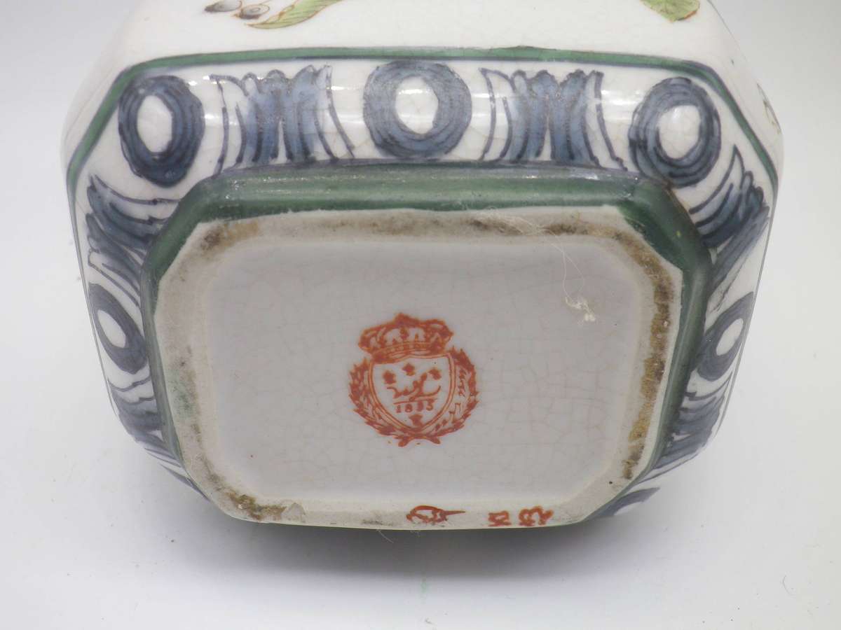 Vintage Wong Lee, Hong Kong BOTANICAL THEME lidded Craquelure jar. 14cm tall