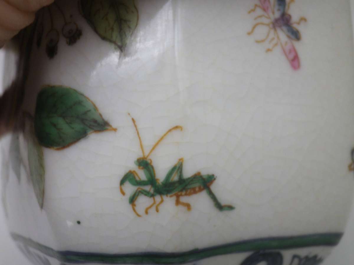 Vintage Wong Lee, Hong Kong BOTANICAL THEME lidded Craquelure jar. 14cm tall