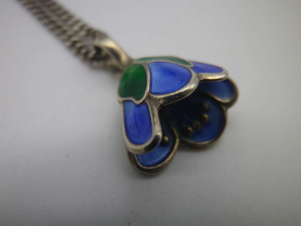 SUPERB DAVID ANDERSEN, NORWAY STERLING SILVER & BLUE ENAMEL PENDANT on 40cm silver chain.