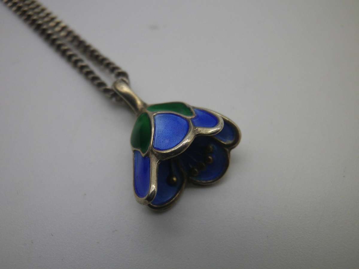 SUPERB DAVID ANDERSEN, NORWAY STERLING SILVER & BLUE ENAMEL PENDANT on 40cm silver chain.