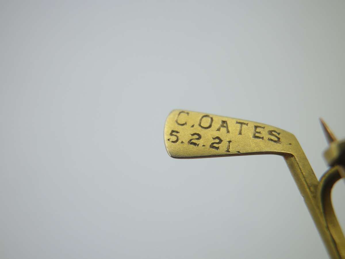 FOR DILA ONLY PLEASE. 9ct Gold Tie Pin or brooch. In shape of golf putter