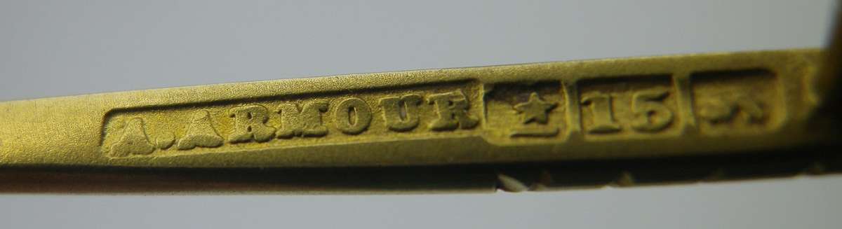 FOR DILA ONLY PLEASE. 9ct Gold Tie Pin or brooch. In shape of golf putter