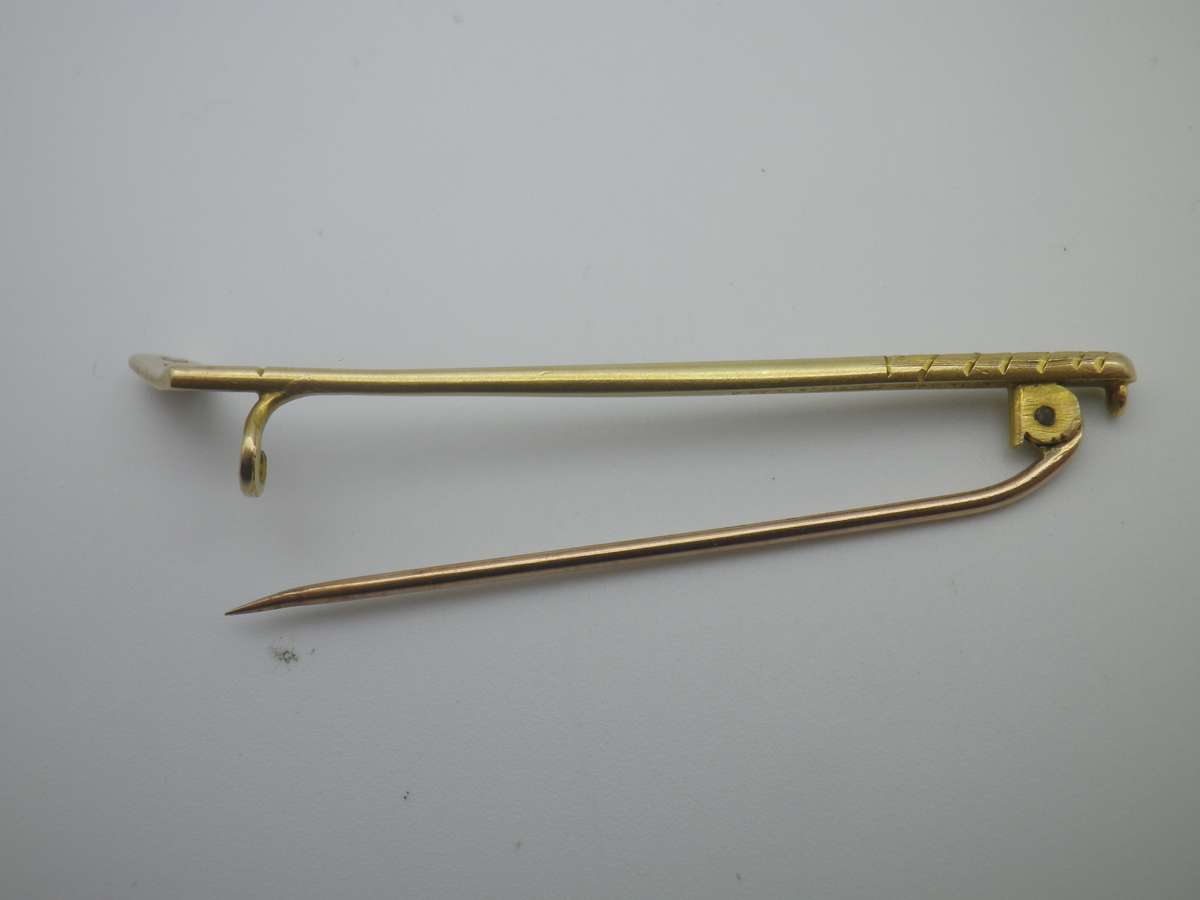 FOR DILA ONLY PLEASE. 9ct Gold Tie Pin or brooch. In shape of golf putter