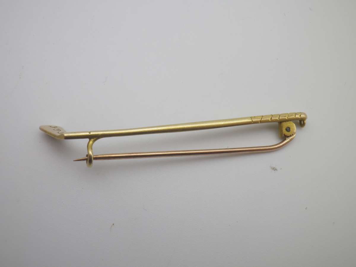 FOR DILA ONLY PLEASE. 9ct Gold Tie Pin or brooch. In shape of golf putter