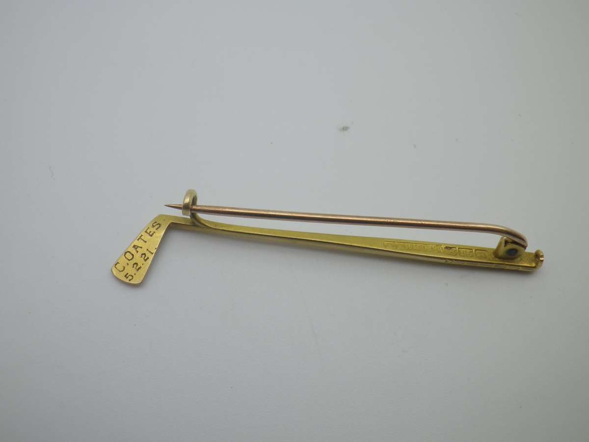 FOR DILA ONLY PLEASE. 9ct Gold Tie Pin or brooch. In shape of golf putter