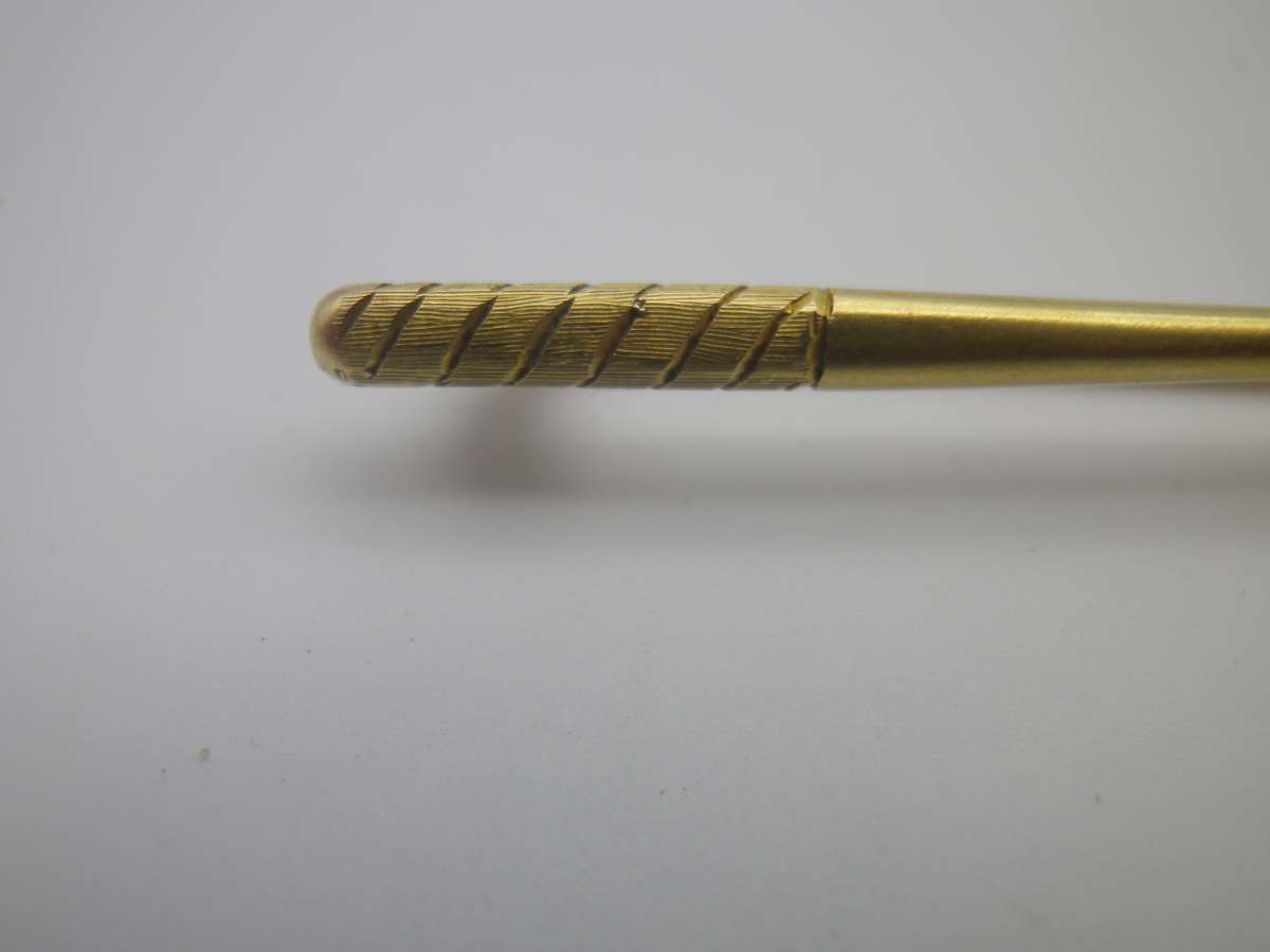 FOR DILA ONLY PLEASE. 9ct Gold Tie Pin or brooch. In shape of golf putter