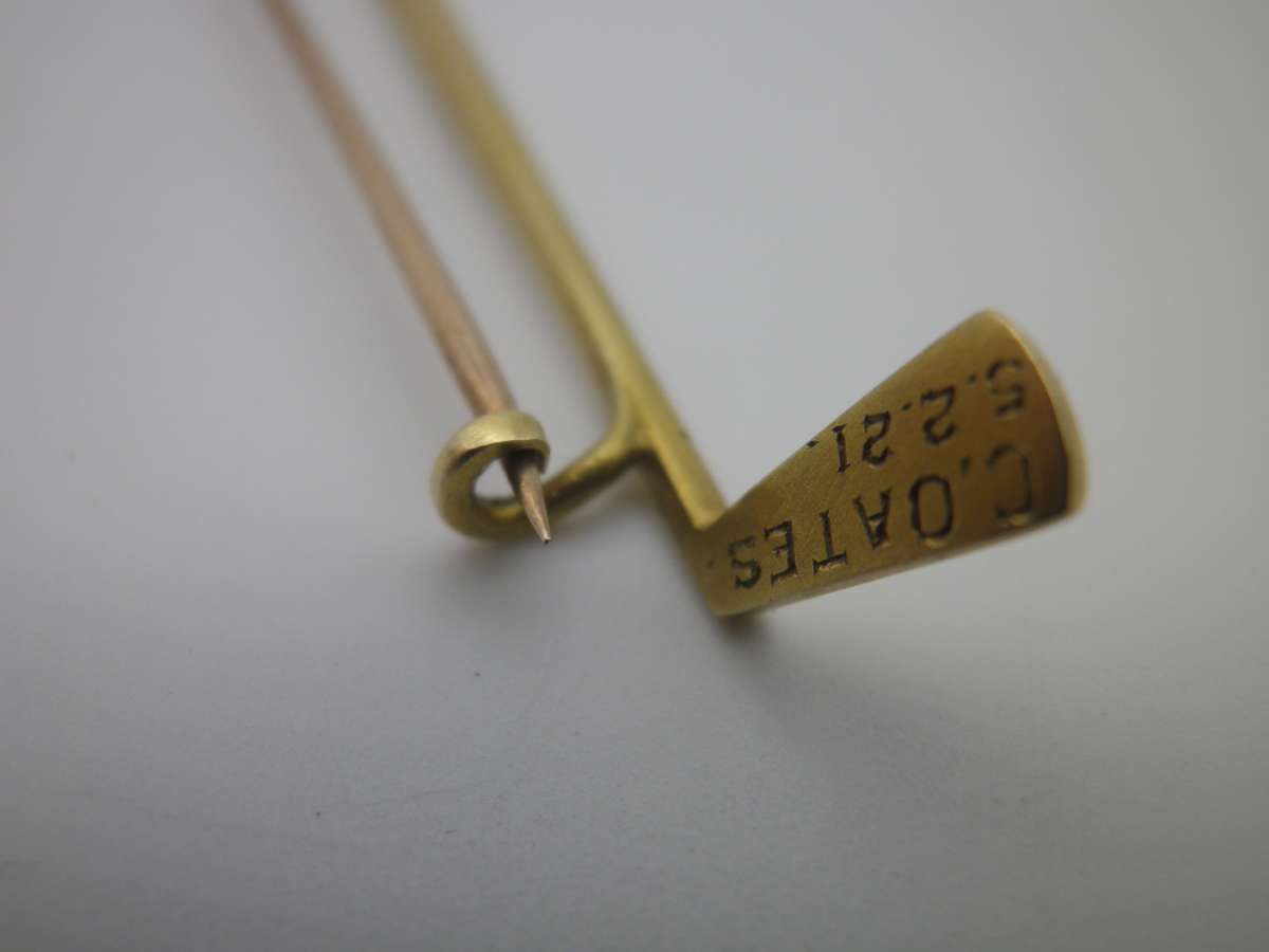FOR DILA ONLY PLEASE. 9ct Gold Tie Pin or brooch. In shape of golf putter