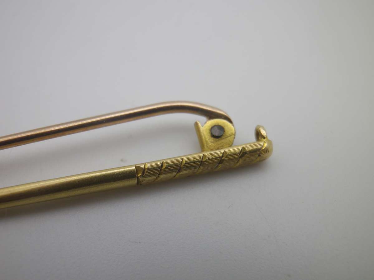 FOR DILA ONLY PLEASE. 9ct Gold Tie Pin or brooch. In shape of golf putter