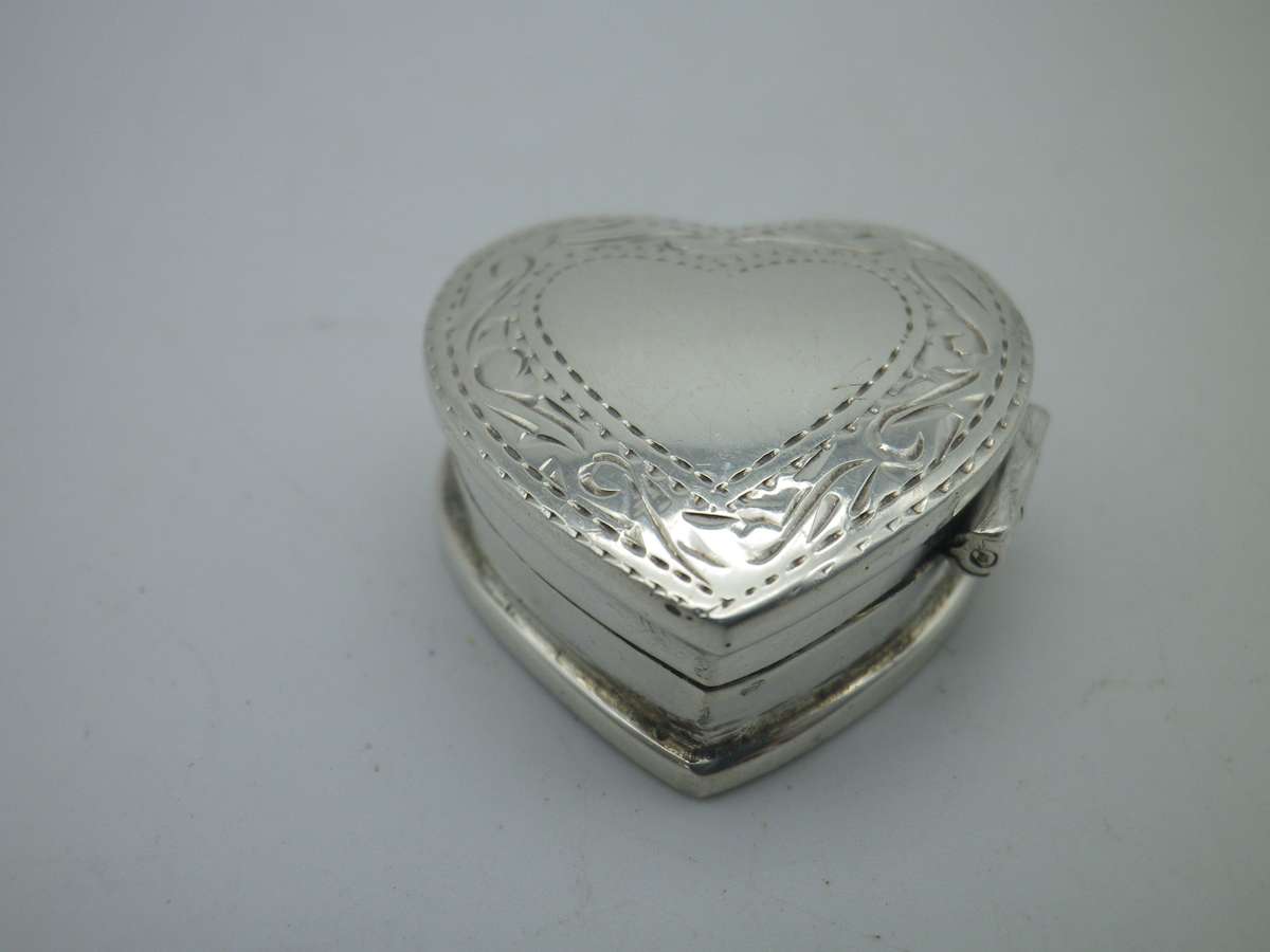 Gorgeous HEART SHAPE Sterling Silver vintage pill box   2.5x2.5x1cm 7.8g