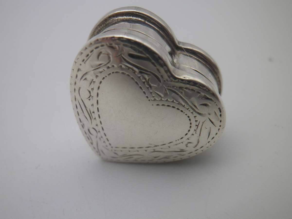 Gorgeous HEART SHAPE Sterling Silver vintage pill box   2.5x2.5x1cm 7.8g