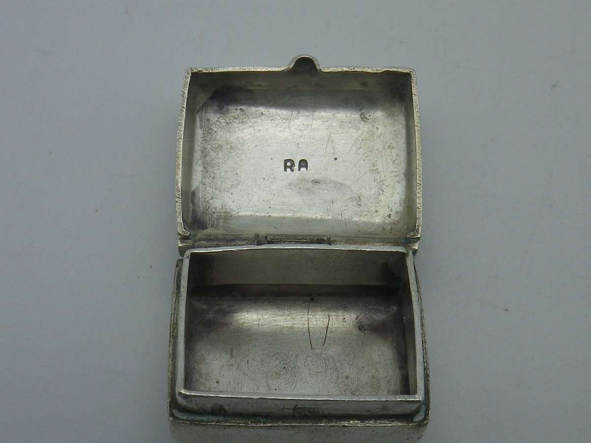 Sterling Silver vintage pill box with stone inset. 3x 2.4 x 1.2cm  21.5 g