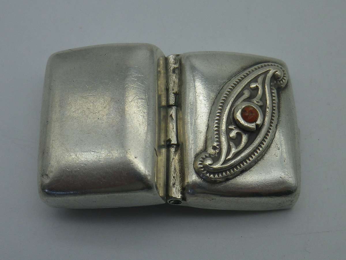 Sterling Silver vintage pill box with stone inset. 3x 2.4 x 1.2cm  21.5 g