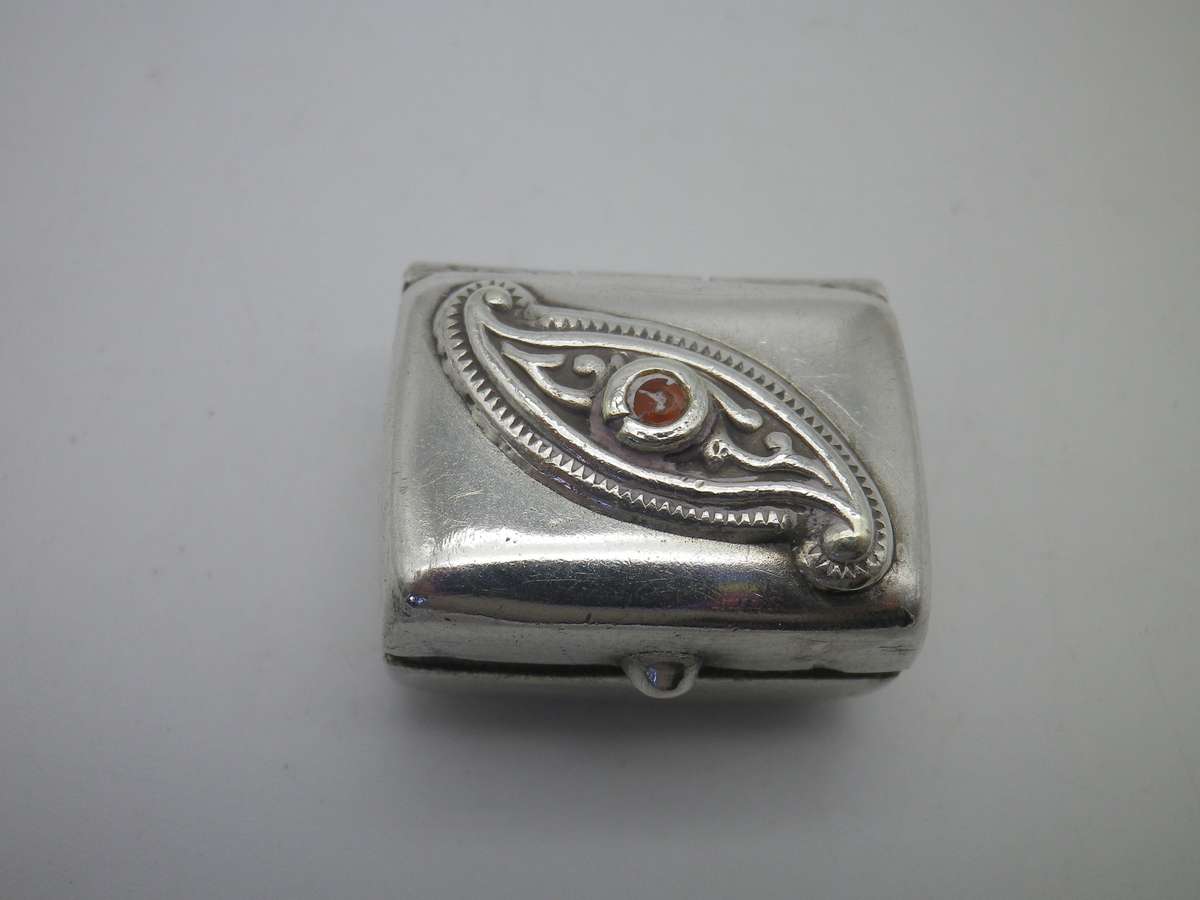 Sterling Silver vintage pill box with stone inset. 3x 2.4 x 1.2cm  21.5 g