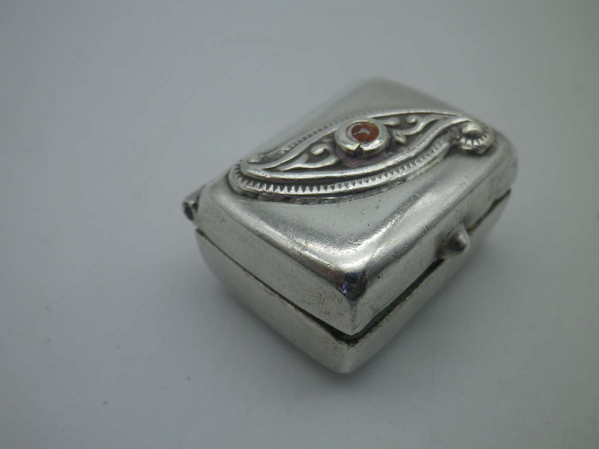 Sterling Silver vintage pill box with stone inset. 3x 2.4 x 1.2cm  21.5 g
