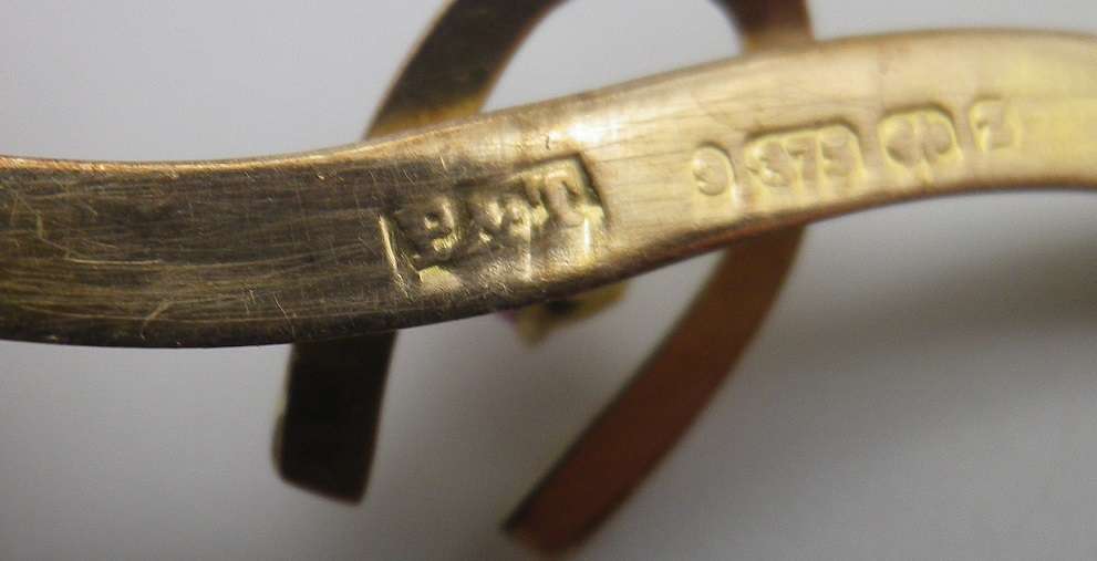 FOR DILA ONLY PLEASE. Hallmarked 9ct Gold & Ruby Lucky Wishbone brooch. Birmingham. 4cm 1.3g