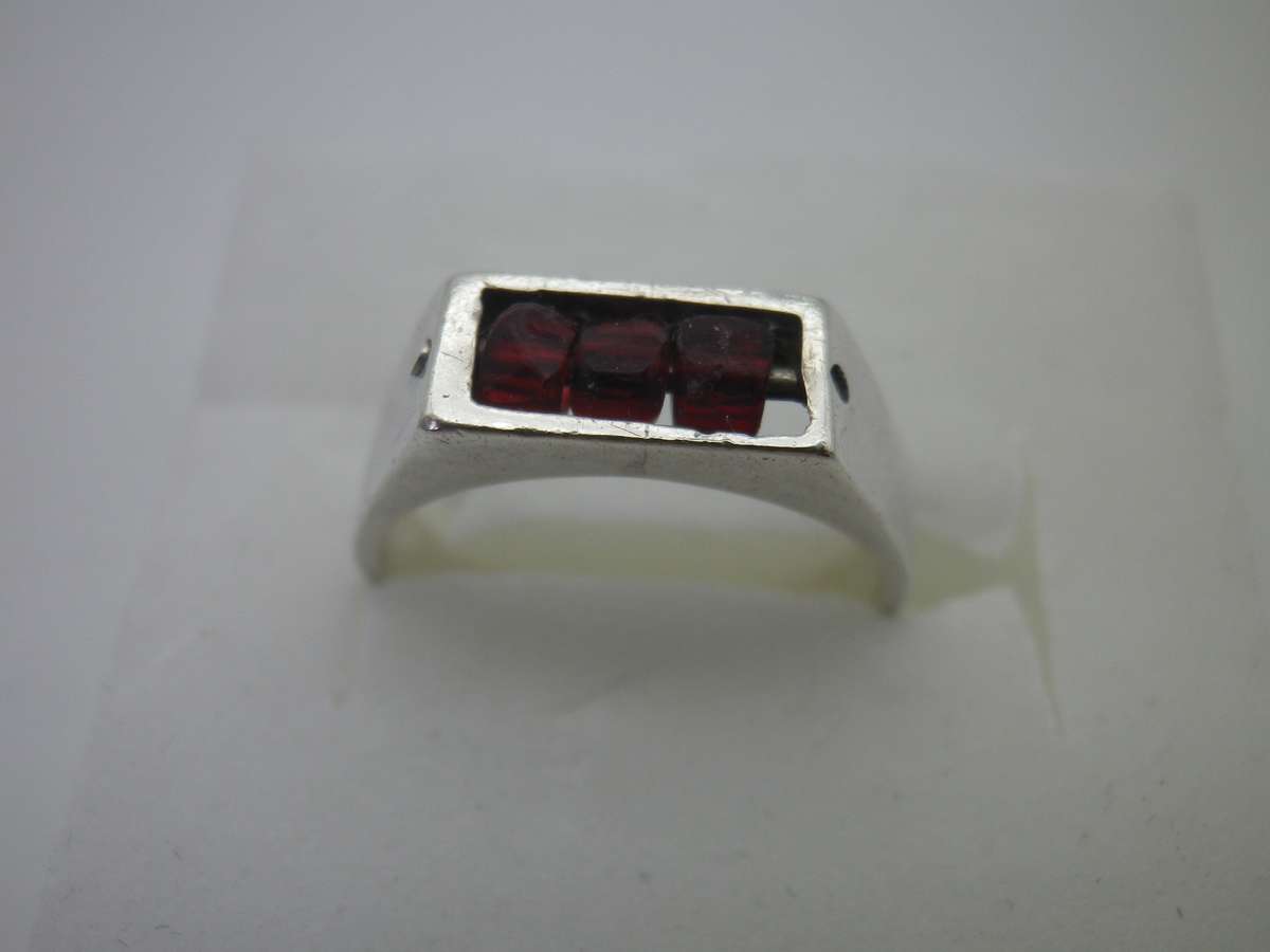 Sterling Silver wit 3 Garnet beads Vintage Spinner Ring. Size: P. 3.08 grams