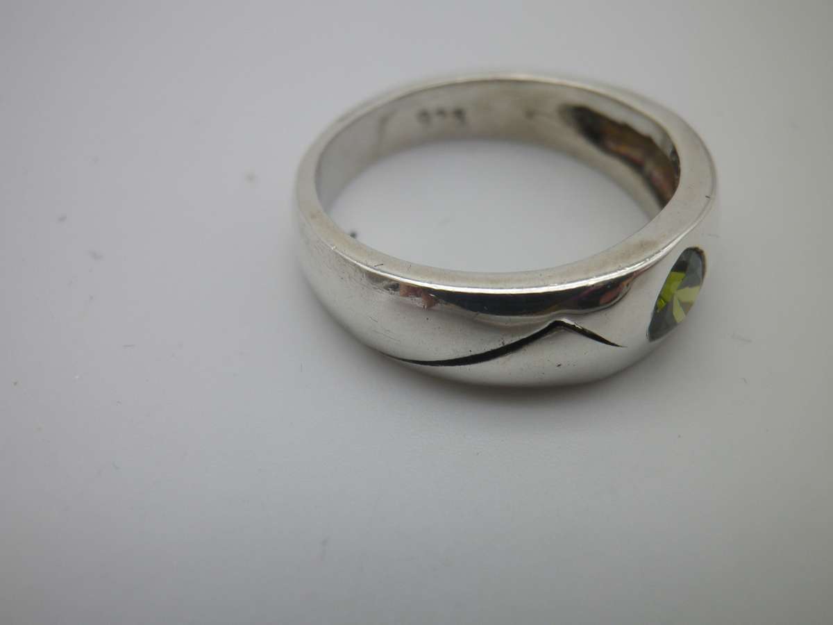 Sterling Silver & Peridot Vintage Ring.  3.7 grms Size: M