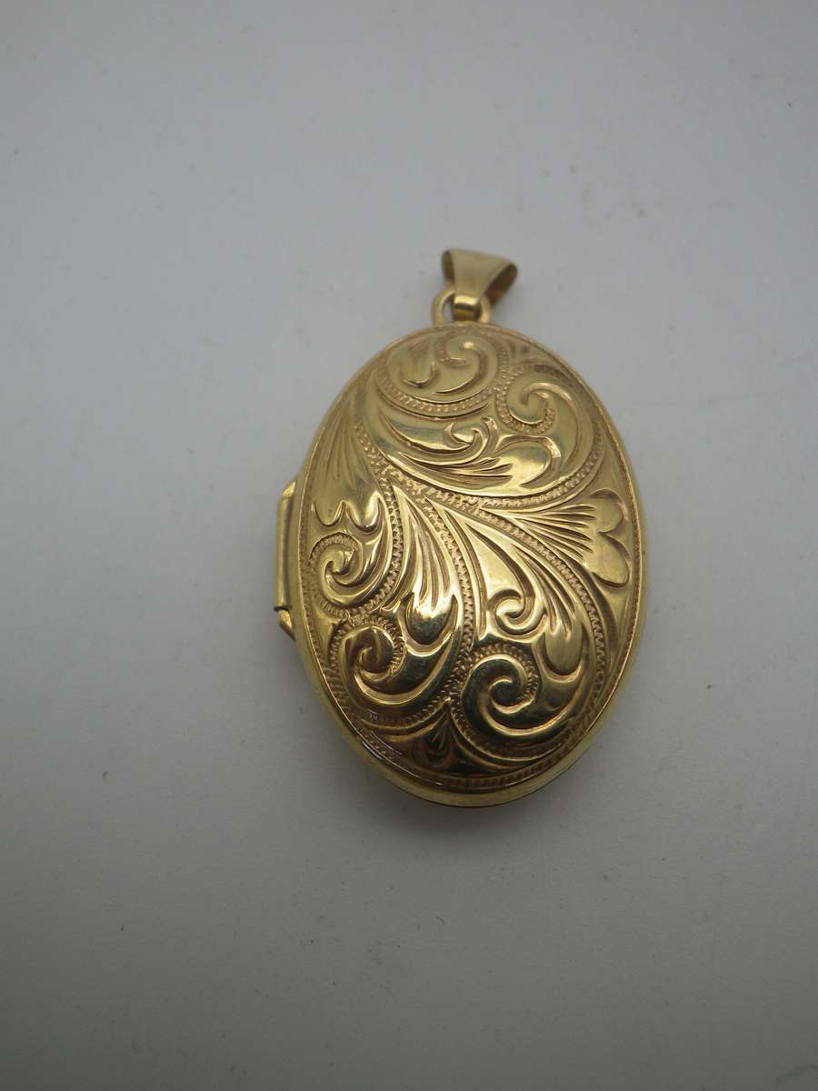Beautiful 9ct Gold Yellow gold Oval Double Photo Locket. 3.5cm x 2cm. 3.3g Excellent Condition