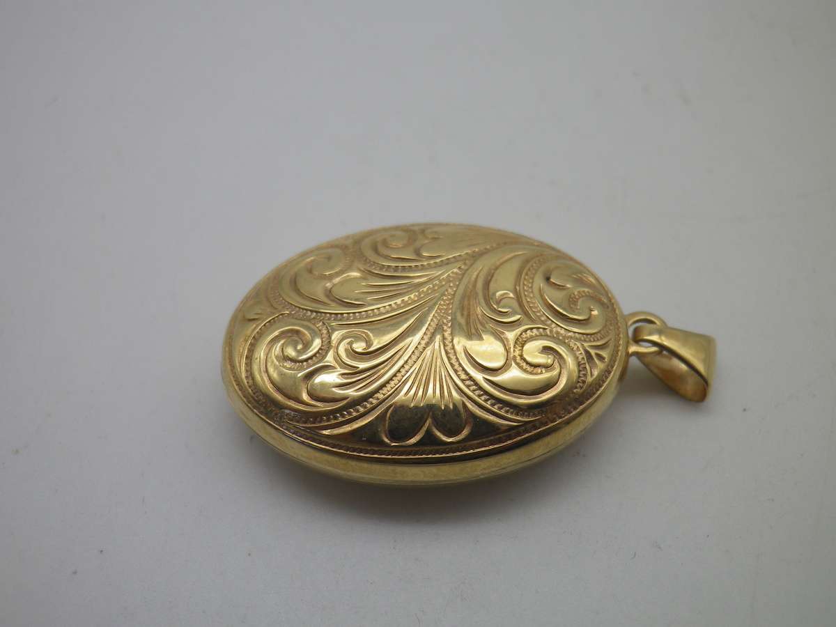 Beautiful 9ct Gold Yellow gold Oval Double Photo Locket. 3.5cm x 2cm. 3.3g Excellent Condition