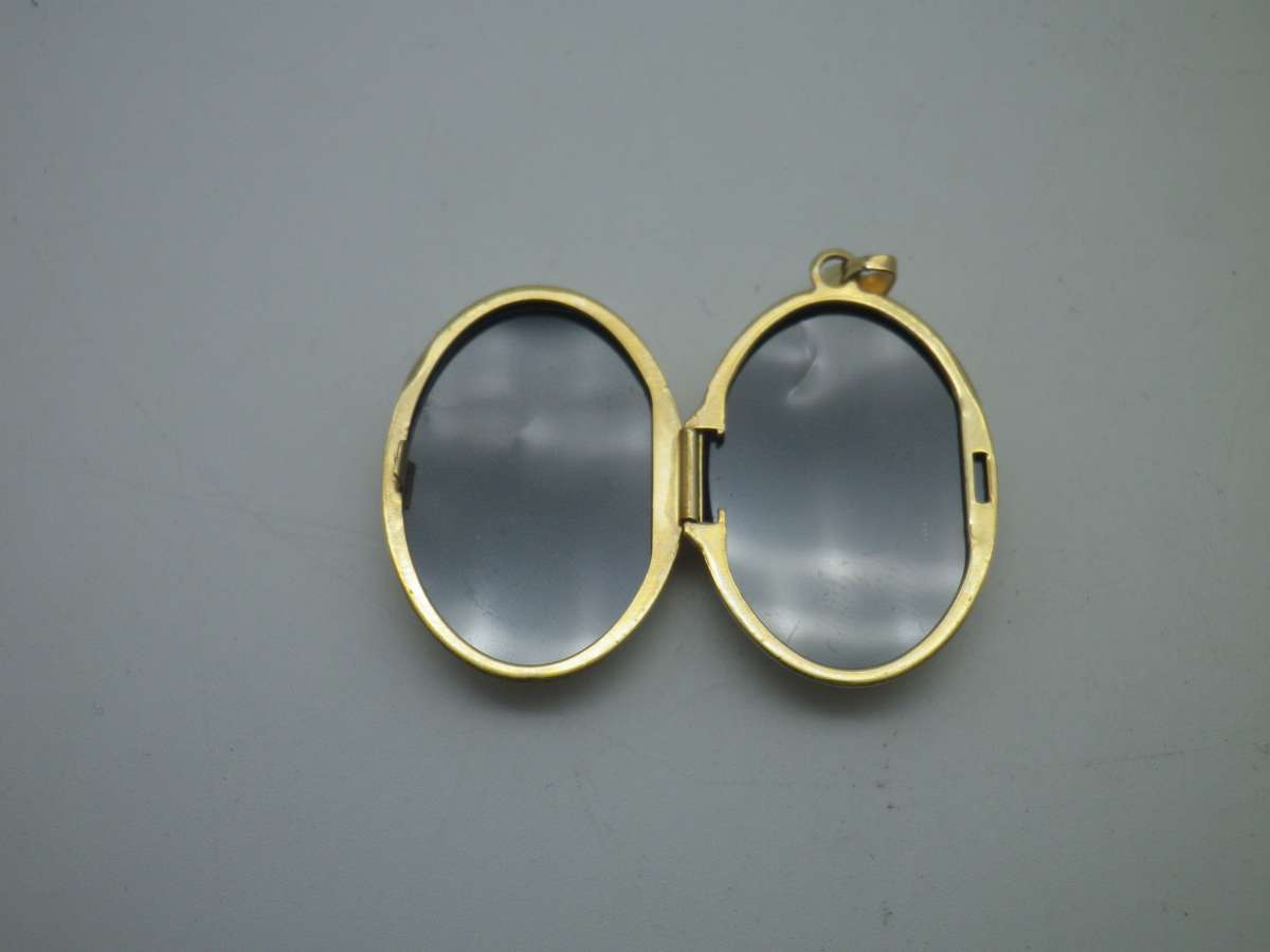 Beautiful 9ct Gold Yellow gold Oval Double Photo Locket. 3.5cm x 2cm. 3.3g Excellent Condition