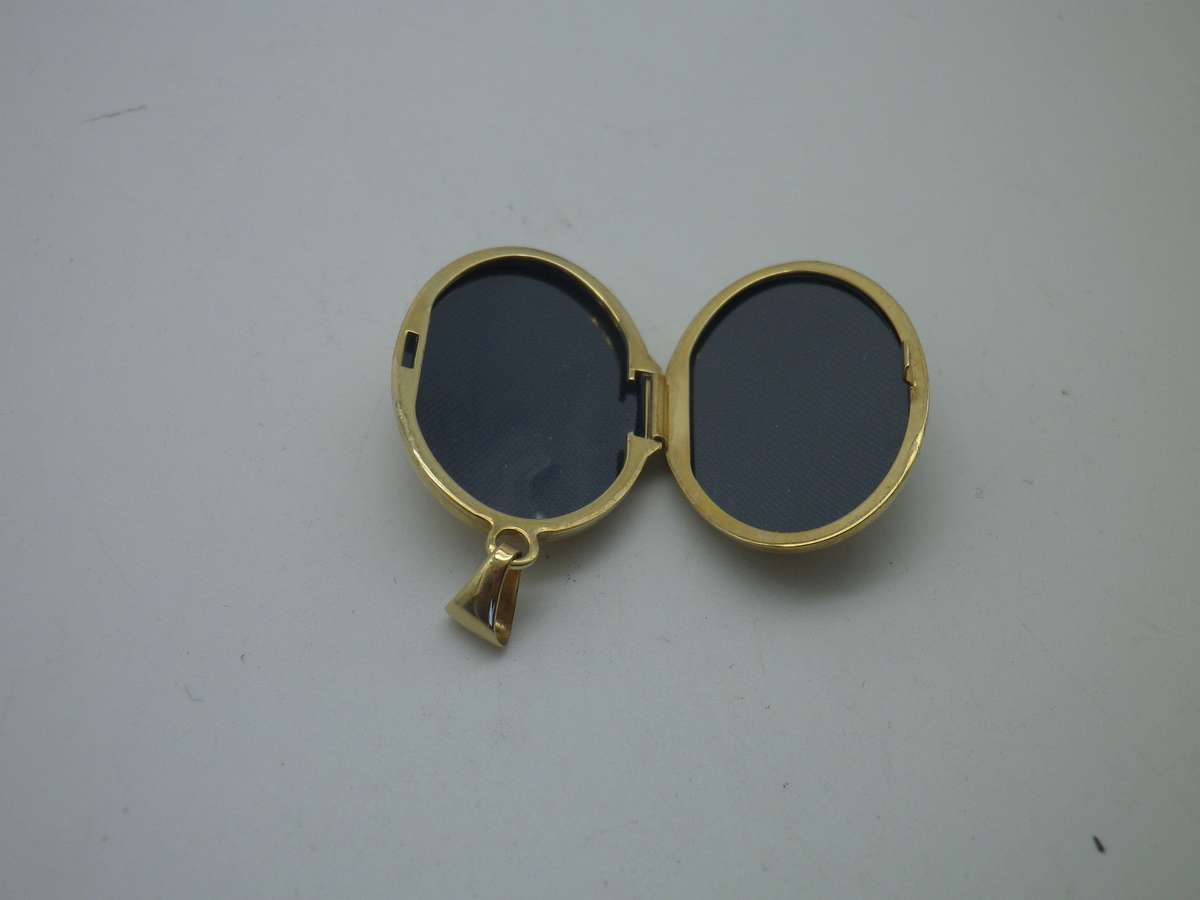 Beautiful 9ct Gold Yellow gold Oval Double Photo Locket. 3.5cm x 2cm. 3.3g Excellent Condition