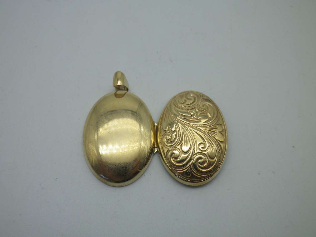 Beautiful 9ct Gold Yellow gold Oval Double Photo Locket. 3.5cm x 2cm. 3.3g Excellent Condition