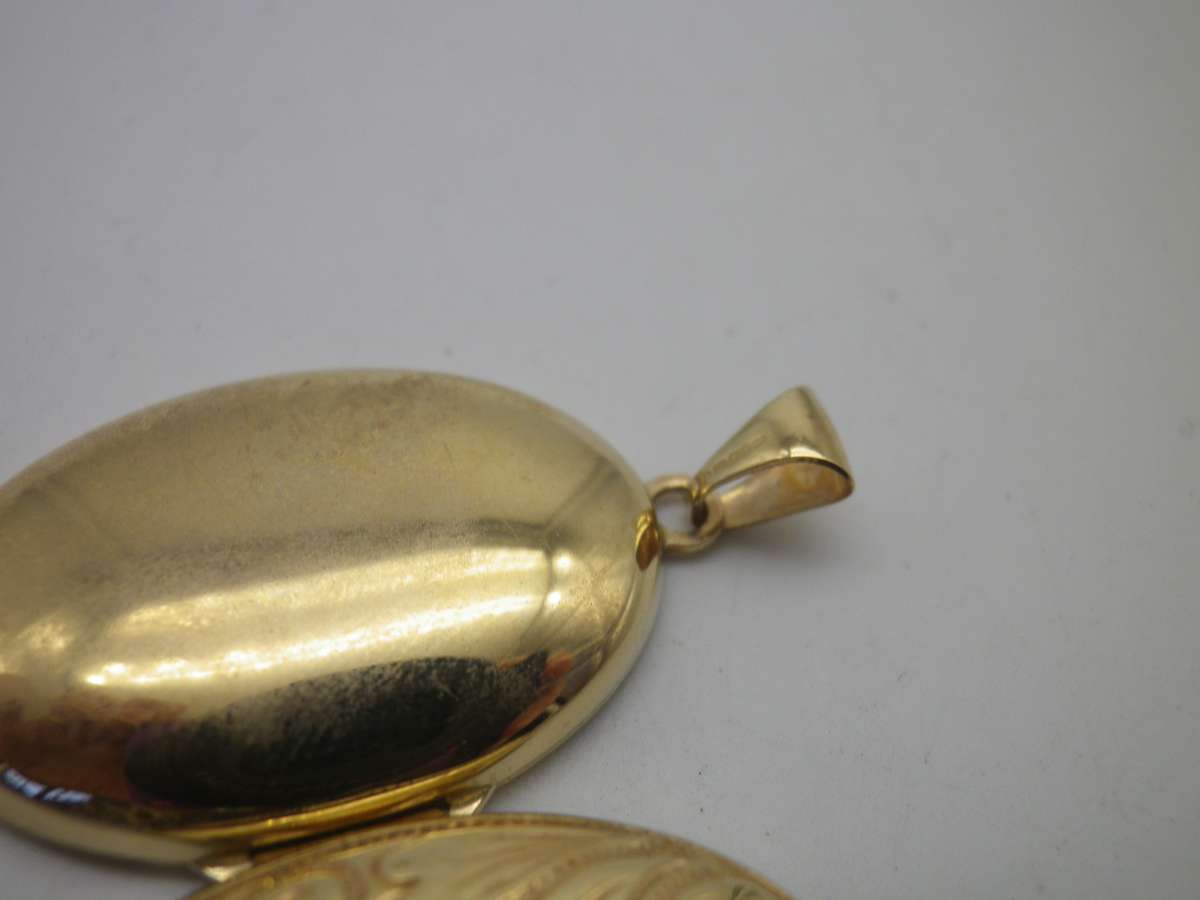 Beautiful 9ct Gold Yellow gold Oval Double Photo Locket. 3.5cm x 2cm. 3.3g Excellent Condition