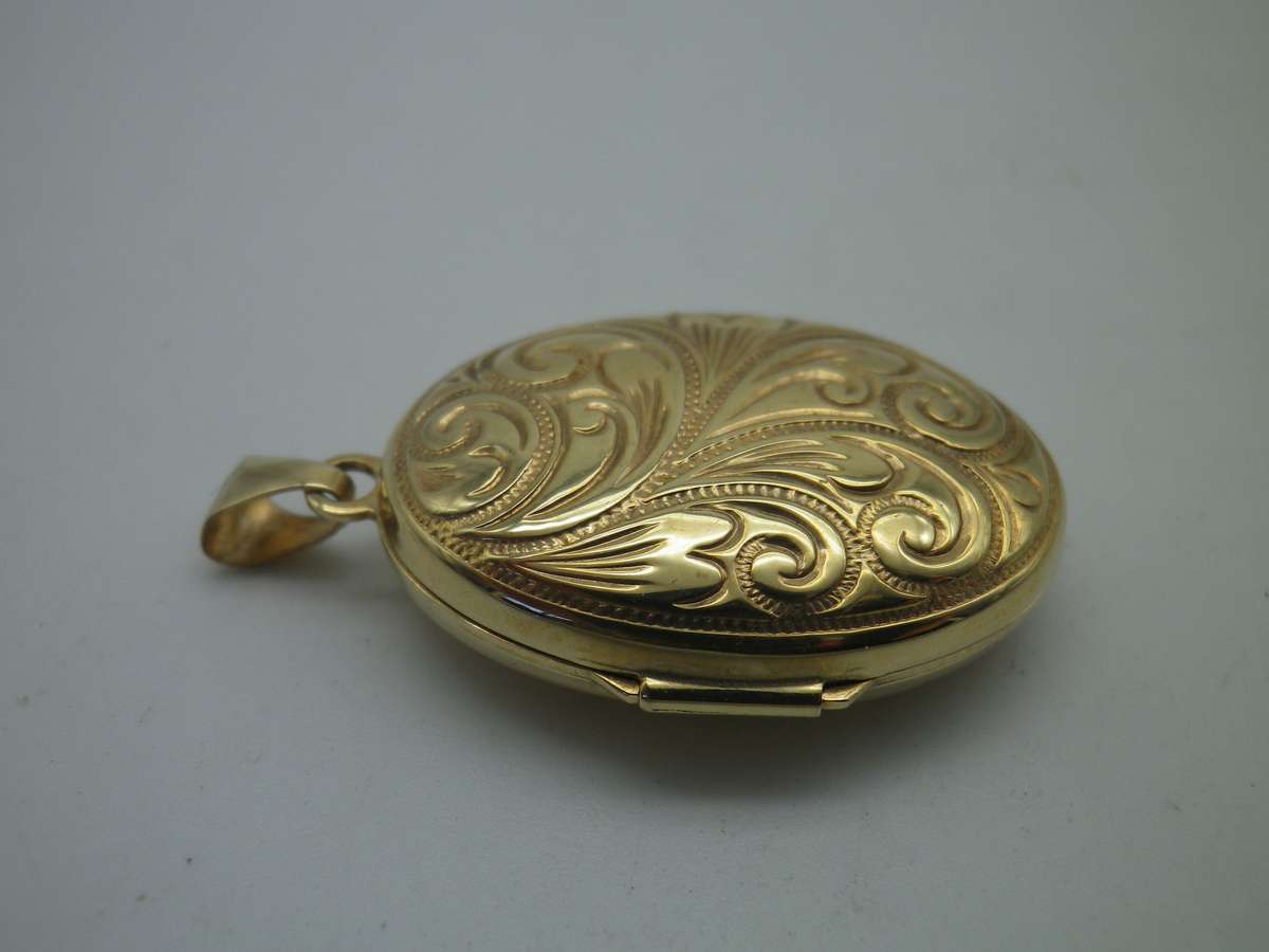 Beautiful 9ct Gold Yellow gold Oval Double Photo Locket. 3.5cm x 2cm. 3.3g Excellent Condition
