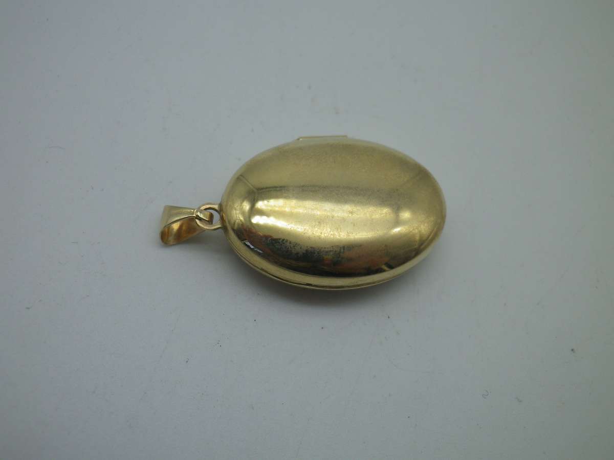 Beautiful 9ct Gold Yellow gold Oval Double Photo Locket. 3.5cm x 2cm. 3.3g Excellent Condition