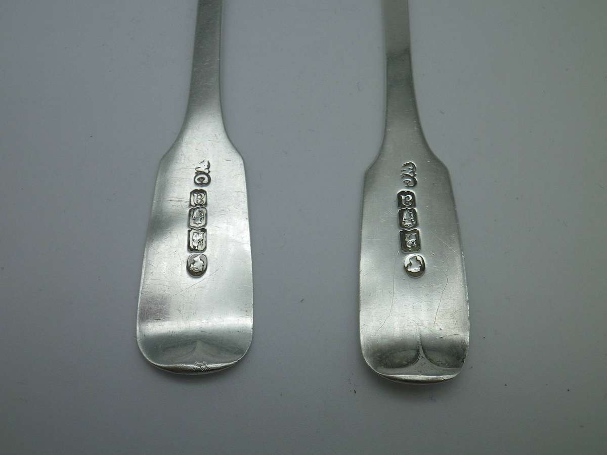 Pair IRISH SILVER fiddleback spoons. Dublin, 1846 William Cummins. 16 cm 44g