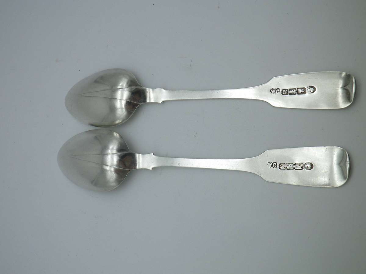 Pair IRISH SILVER fiddleback spoons. Dublin, 1846 William Cummins. 16 cm 44g